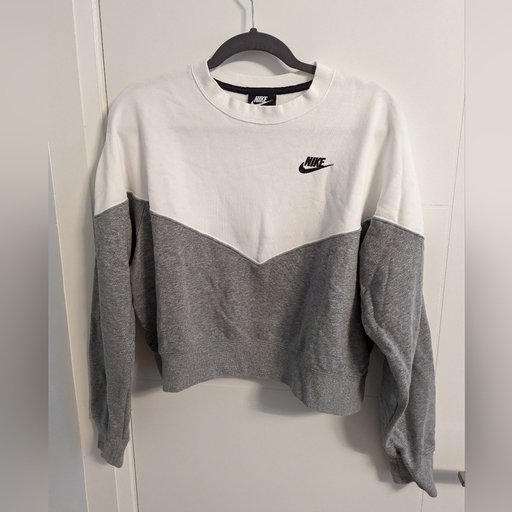 Cropped Nike Crewneck